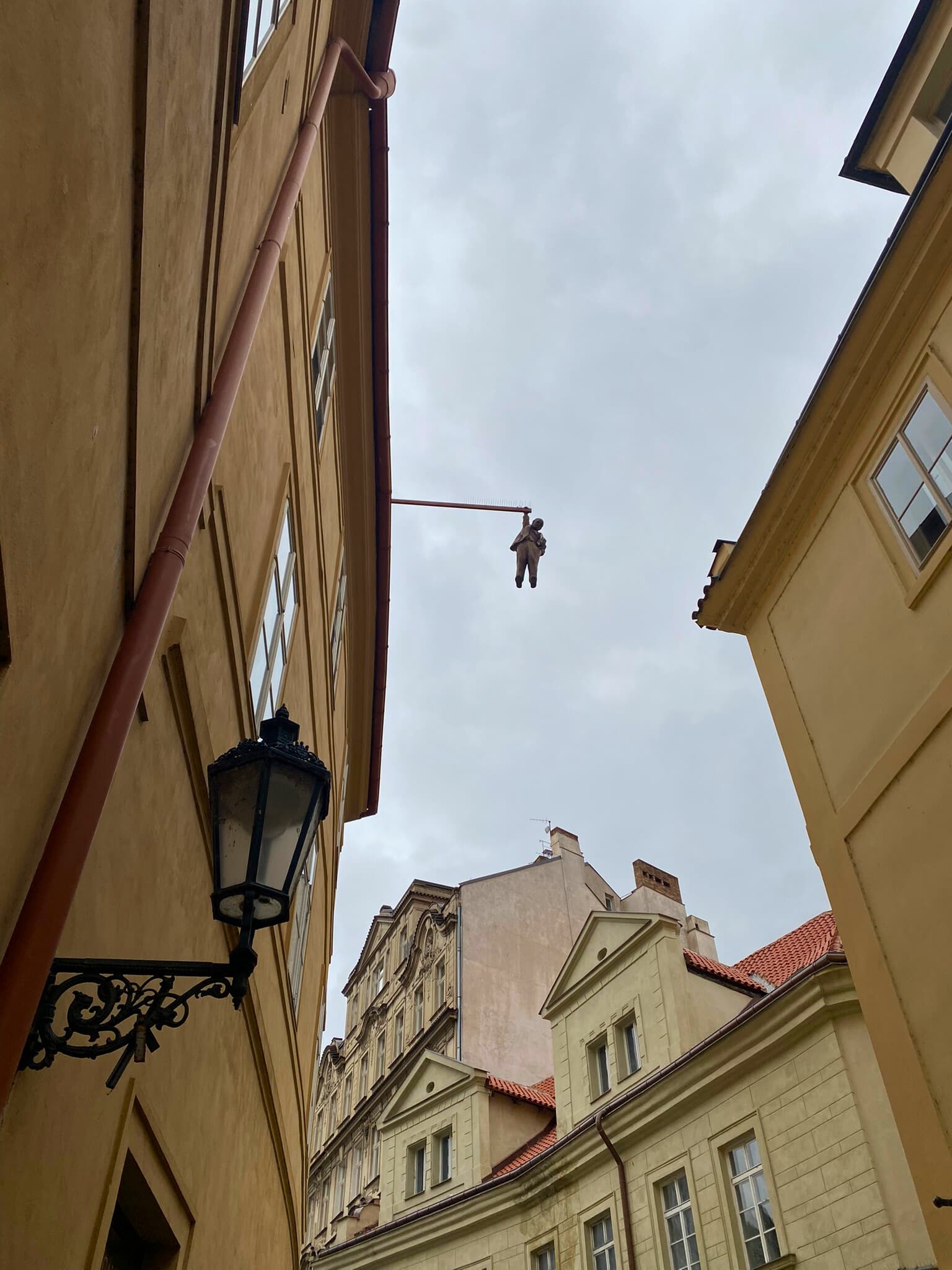8. Man Hanging Out / Sarkan Adam